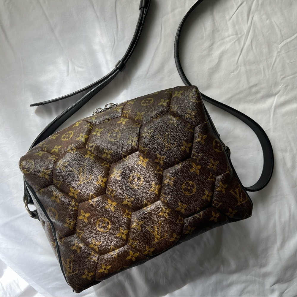 Rare 2009 Louis Vuitton hexagon neo trocadero